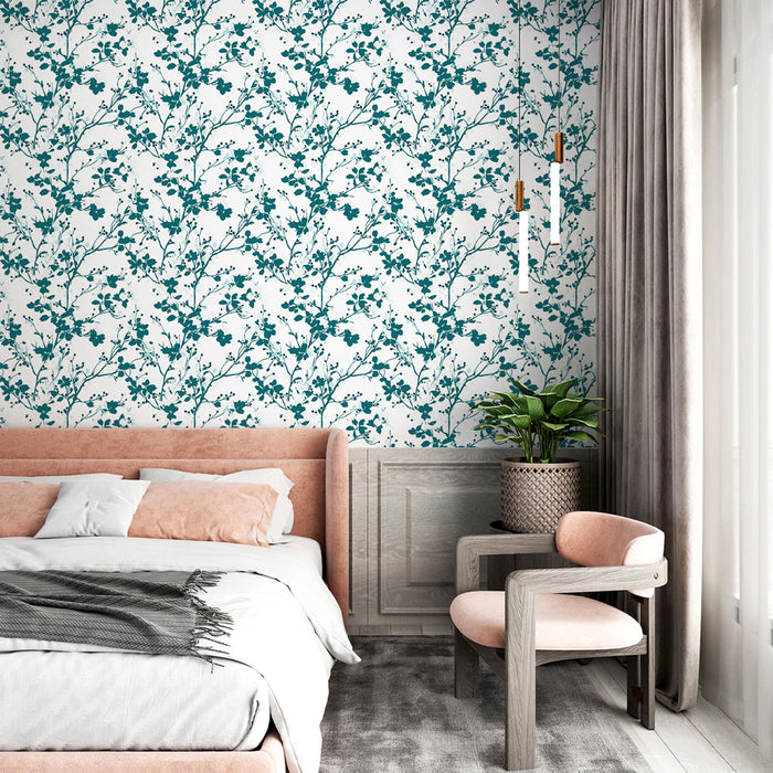 Une chambre moderne avec un papier peint floral bleu-vert sur fond blanc, créant une atmosphère fraîche et apaisante.