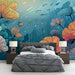 Une chambre moderne avec un papier peint aquatique vibrant représentant des coraux et des poissons colorés sur un fond bleu apaisant.