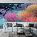 Un salon contemporain avec un papier peint vibrant représentant des fleurs aquatiques aux teintes pastel, créant une atmosphère apaisante et rêveuse.