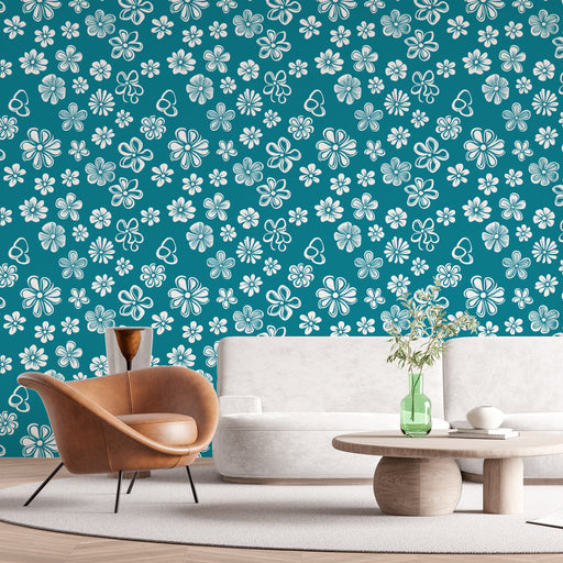 Un salon moderne avec un papier peint turquoise orné de motifs floraux blancs, créant une ambiance fraîche et joyeuse.