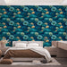 Une chambre moderne avec un papier peint floral bleu profond et vert, orné de grandes fleurs et de feuilles, créant une ambiance apaisante et élégante.
