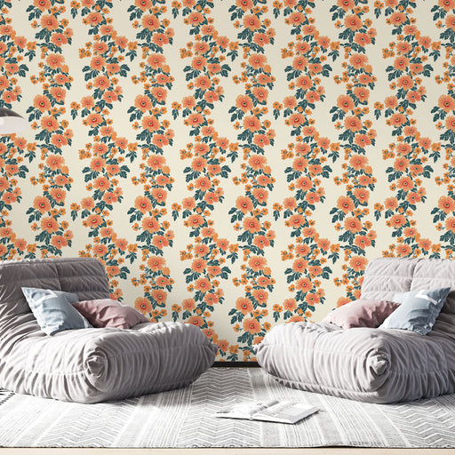 Une pièce moderne avec un papier peint floral aux motifs d'orange et de bleu sur fond crème, créant une atmosphère chaleureuse et accueillante.