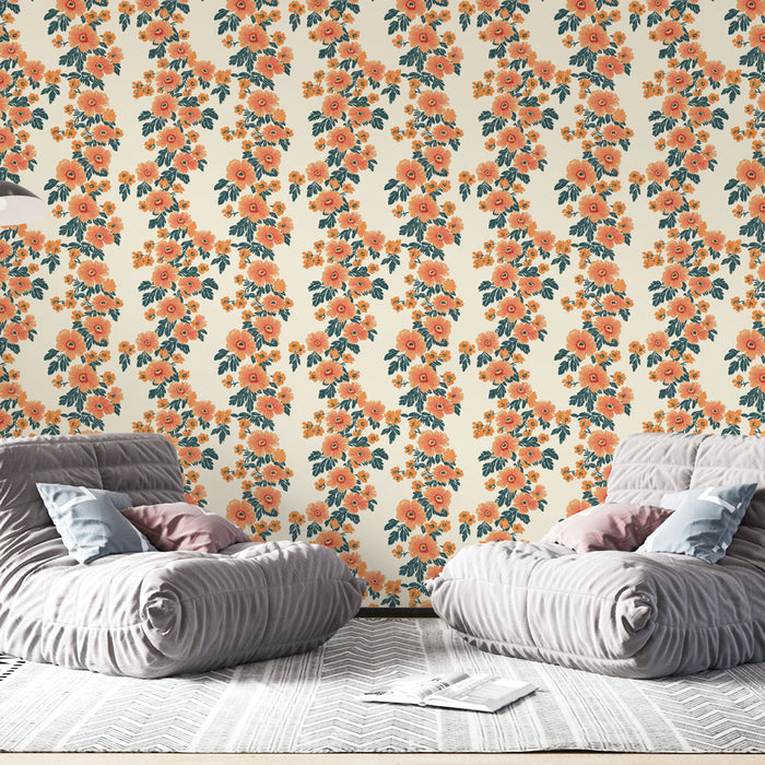 Une pièce moderne avec un papier peint floral aux motifs d'orange et de bleu sur fond crème, créant une atmosphère chaleureuse et accueillante.