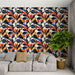 Un salon moderne avec un papier peint floral aux motifs vibrants de fleurs rouges, oranges et bleues sur fond crème, créant une ambiance chaleureuse et dynamique.