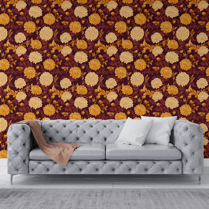 Un salon élégant avec un papier peint floral aux motifs de fleurs blanches et dorées sur fond bordeaux, créant une atmosphère chaleureuse et accueillante.
