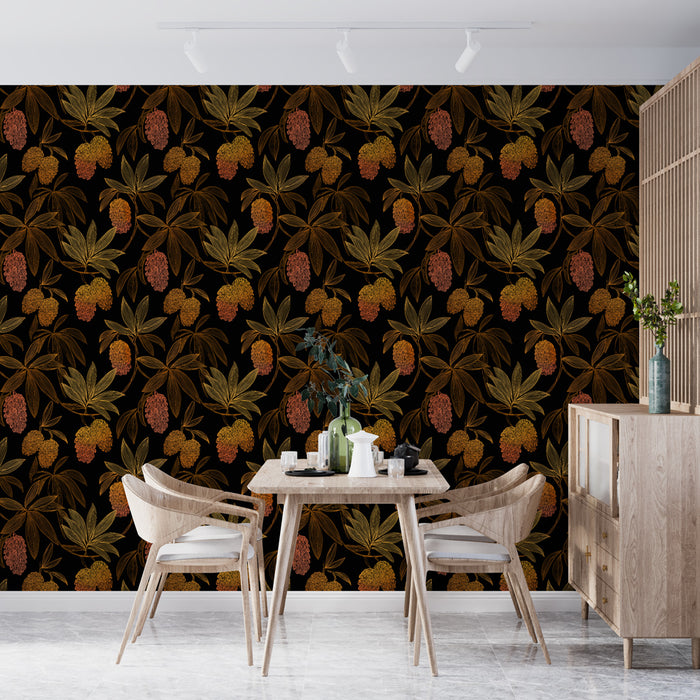 Une salle à manger moderne avec un papier peint floral sur fond noir, mêlant des motifs de feuilles et de baies dans des teintes dorées et rouges, créant une ambiance chaleureuse et élégante.