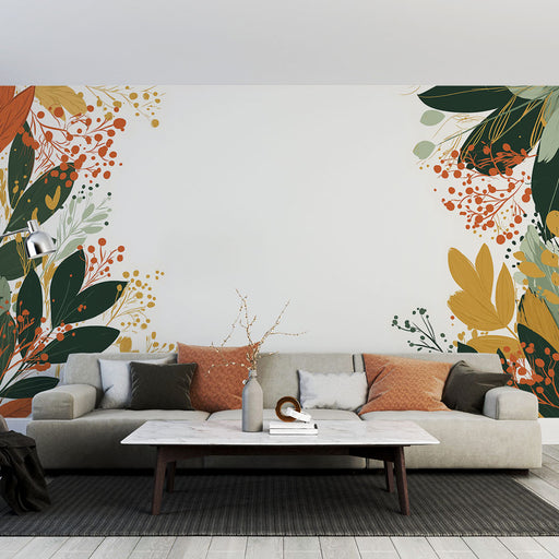 Une pièce de salon avec un papier peint floral aux teintes chaudes et naturelles, mêlant des feuilles et des baies dans des tons orange, vert et doré, créant une ambiance accueillante et vivante.