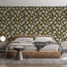 Une chambre moderne avec un papier peint floral aux teintes de vert, violet et jaune, créant une ambiance chaleureuse et accueillante.