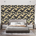 Une chambre moderne avec un papier peint floral jaune sur fond noir, créant une ambiance élégante et chaleureuse.