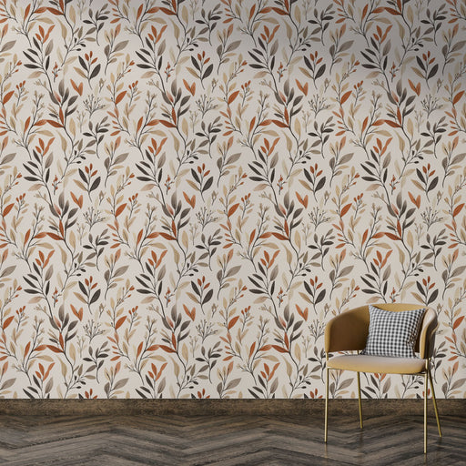 Une pièce moderne avec un papier peint floral aux motifs délicats de feuilles et fleurs dans des teintes chaudes de beige, noir et orange, créant une atmosphère accueillante et naturelle.