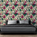 Une chambre moderne avec un papier peint floral aux motifs de fleurs roses et feuilles vertes, créant une ambiance vivante et apaisante.