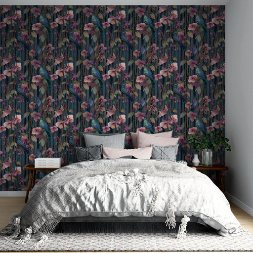 Une chambre élégante avec un papier peint floral aux teintes sombres, ornée de fleurs roses et de feuillages, créant une atmosphère tropicale et vivante.