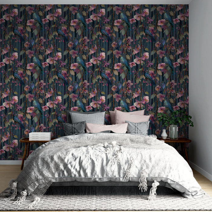 Une chambre élégante avec un papier peint floral aux teintes sombres, ornée de fleurs roses et de feuillages, créant une atmosphère tropicale et vivante.