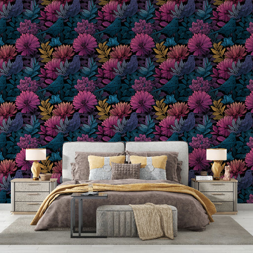 Une chambre élégante avec un papier peint floral aux teintes vibrantes de violet, bleu et or, créant une atmosphère chaleureuse et artistique.