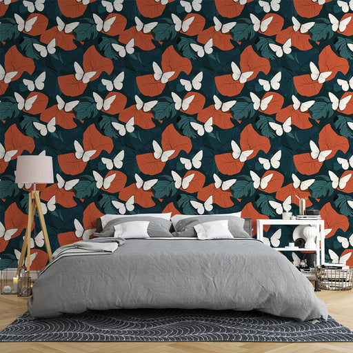 Une chambre moderne avec un papier peint floral aux motifs de feuilles orange et blanches, accompagné de papillons sur fond bleu foncé, créant une atmosphère vivante et chaleureuse.