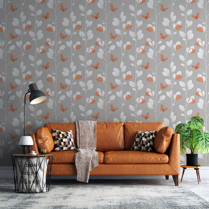 Un salon moderne avec un papier peint floral gris orné de motifs de fleurs blanches et orange, créant une atmosphère chaleureuse et accueillante.