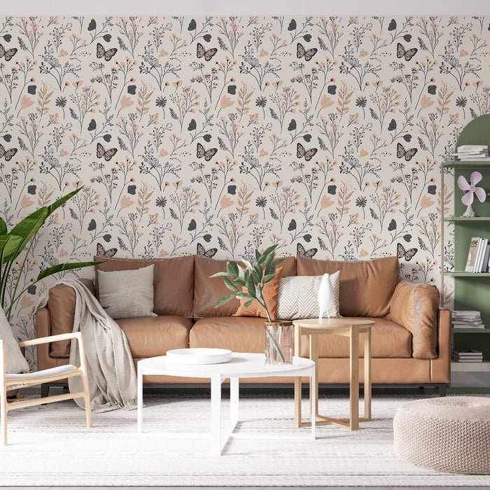 Un salon lumineux avec un papier peint floral aux motifs délicats de fleurs et de papillons dans des teintes douces de beige et gris, créant une ambiance apaisante et naturelle.