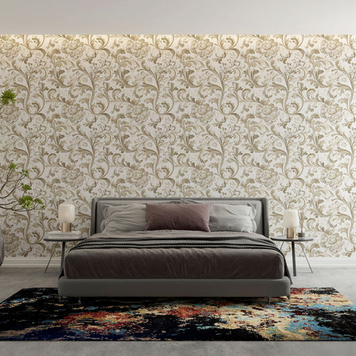 Une chambre élégante avec un papier peint floral beige et doré aux motifs délicats, créant une atmosphère chaleureuse et raffinée.