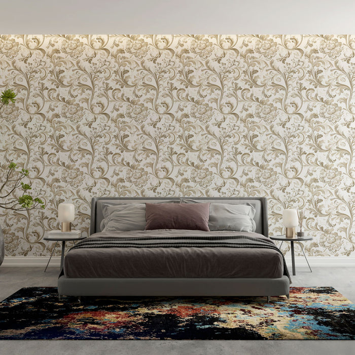 Une chambre élégante avec un papier peint floral beige et doré aux motifs délicats, créant une atmosphère chaleureuse et raffinée.