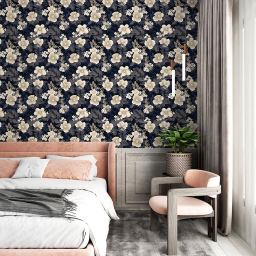 Une chambre élégante avec un papier peint floral bleu marine et crème, aux motifs de fleurs délicates créant une atmosphère apaisante et raffinée.