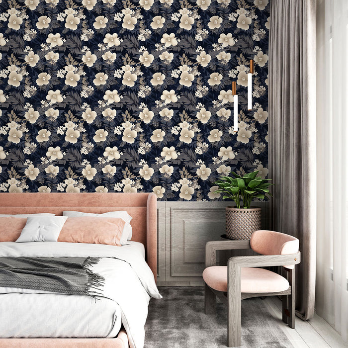 Une chambre élégante avec un papier peint floral bleu marine et crème, aux motifs de fleurs délicates créant une atmosphère apaisante et raffinée.