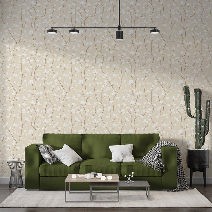 Un salon moderne avec un papier peint floral beige et blanc aux motifs délicats, créant une atmosphère douce et apaisante.