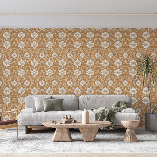Un salon moderne avec un papier peint floral aux motifs blancs sur fond ocre, créant une ambiance chaleureuse et accueillante.