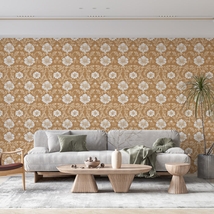 Un salon moderne avec un papier peint floral aux motifs blancs sur fond ocre, créant une ambiance chaleureuse et accueillante.