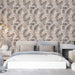 Une chambre apaisante avec un papier peint floral aux teintes douces de beige et brun, créant une atmosphère chaleureuse et naturelle.