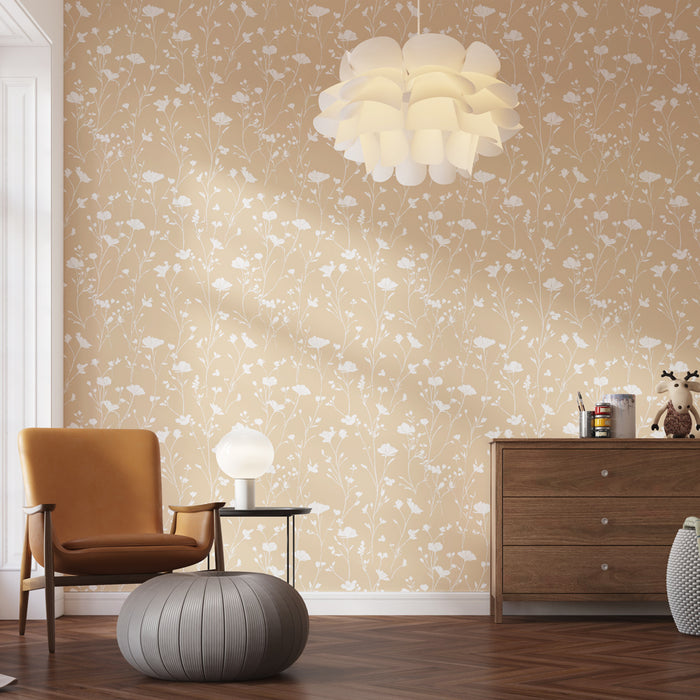 Une pièce lumineuse avec un papier peint floral beige aux motifs délicats blancs créant une atmosphère douce et apaisante.