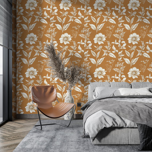 Une chambre moderne avec un papier peint floral aux teintes orange et blanche, créant une ambiance chaleureuse et accueillante.