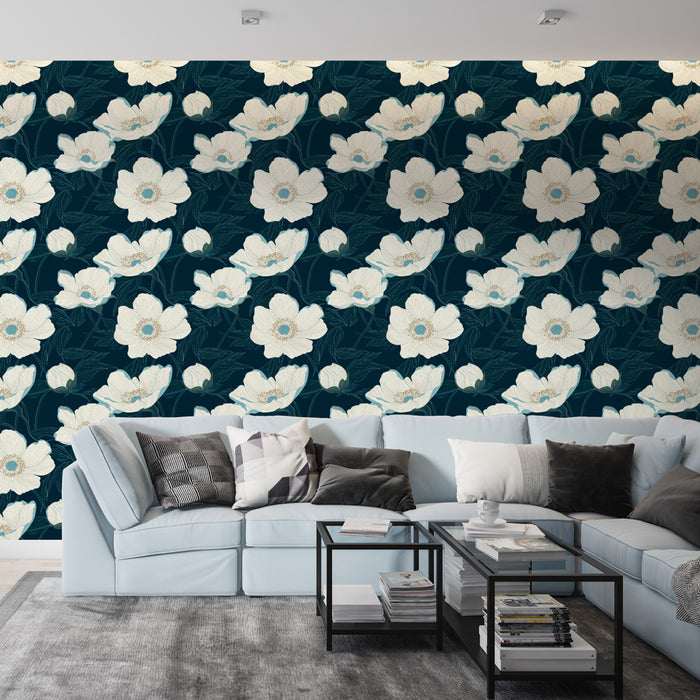 Un salon moderne avec un papier peint floral sur fond bleu nuit, présentant de grandes fleurs blanches délicates qui créent une atmosphère élégante et apaisante.