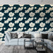 Un salon moderne avec un papier peint floral sur fond bleu nuit, présentant de grandes fleurs blanches délicates qui créent une atmosphère élégante et apaisante.
