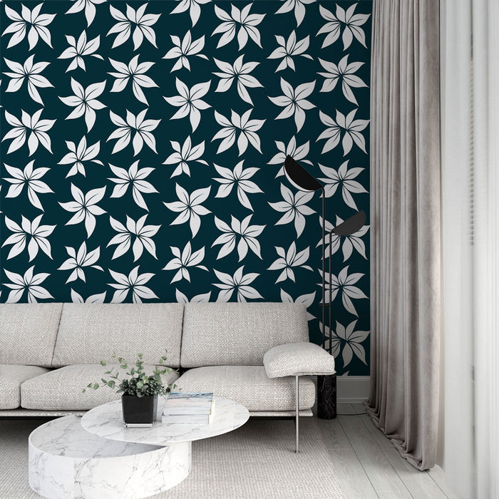 Un salon moderne avec un papier peint floral aux motifs blancs sur fond bleu profond, créant une ambiance fraîche et élégante.
