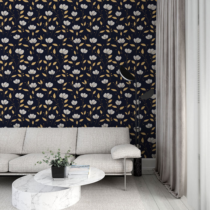 Un salon moderne avec un papier peint floral bleu nuit aux motifs de fleurs blanches et feuilles dorées, créant une ambiance élégante et chaleureuse.