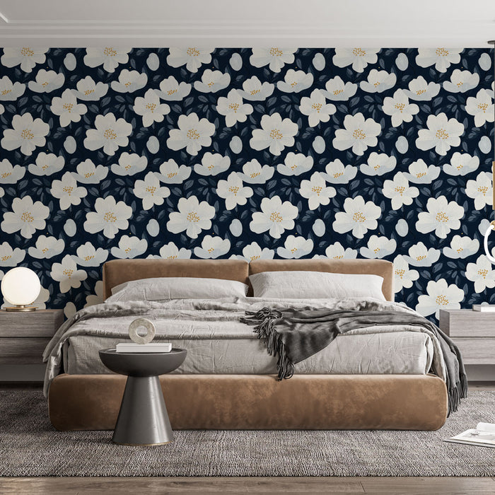 Une chambre moderne avec un papier peint floral sur fond bleu marine, présentant de grandes fleurs blanches et des feuilles délicates, créant une atmosphère élégante et apaisante.