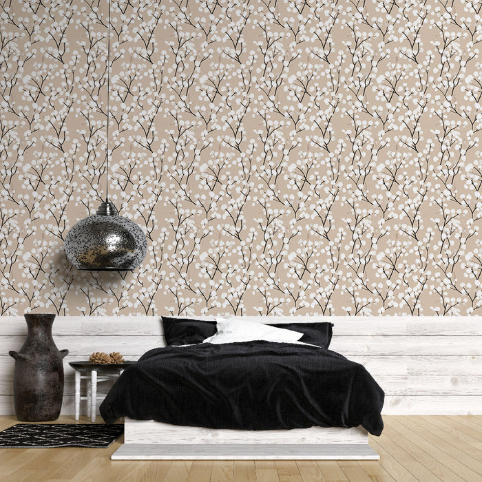 Une chambre élégante avec un papier peint floral beige et blanc, aux motifs délicats de branches, créant une atmosphère douce et apaisante.