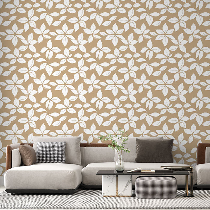Un salon moderne avec un papier peint beige orné de motifs floraux blancs, créant une atmosphère chaleureuse et accueillante.