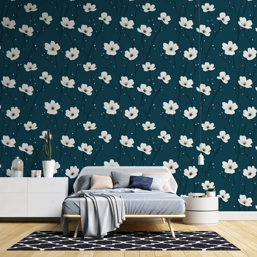 Une chambre moderne avec un papier peint floral blanc sur fond bleu profond, créant une ambiance fraîche et apaisante.