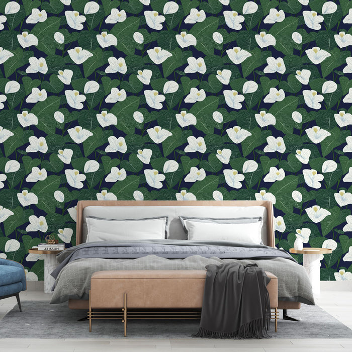 Une chambre moderne avec un papier peint floral blanc et vert sur fond bleu marine, créant une atmosphère fraîche et apaisante.