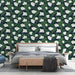 Une chambre moderne avec un papier peint floral blanc et vert sur fond bleu marine, créant une atmosphère fraîche et apaisante.