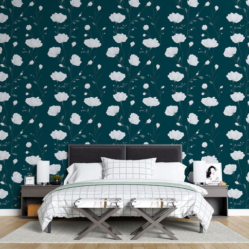 Une chambre moderne avec un papier peint floral bleu-vert orné de grandes fleurs blanches, créant une atmosphère apaisante et élégante.