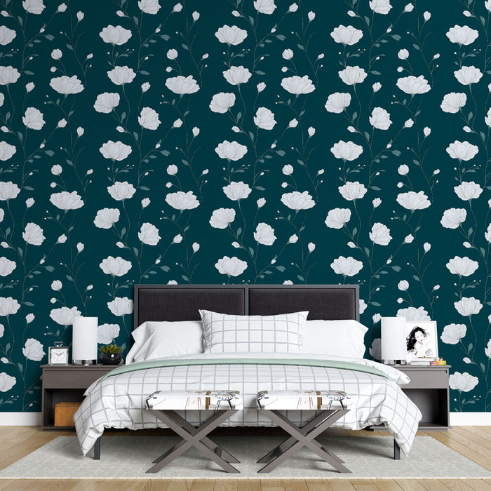 Une chambre moderne avec un papier peint floral bleu-vert orné de grandes fleurs blanches, créant une atmosphère apaisante et élégante.