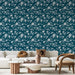 Un salon moderne avec un papier peint floral bleu canard et blanc aux motifs délicats, créant une atmosphère élégante et apaisante.
