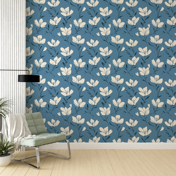 Une pièce moderne avec un papier peint floral bleu profond orné de grandes fleurs blanches et de feuillages délicats, créant une atmosphère apaisante et élégante.