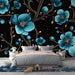 Une chambre moderne avec un papier peint floral bleu vibrant sur fond noir, créant une ambiance élégante et dynamique.