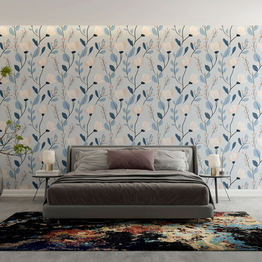 Une chambre moderne avec un papier peint floral aux motifs délicats de fleurs blanches et de feuillages bleu clair, créant une ambiance apaisante et élégante.