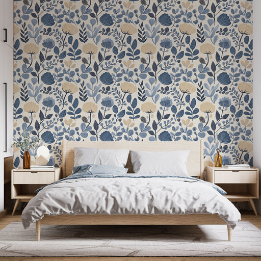 Une chambre moderne avec un papier peint floral aux teintes bleu marine et beige, créant une ambiance douce et apaisante.
