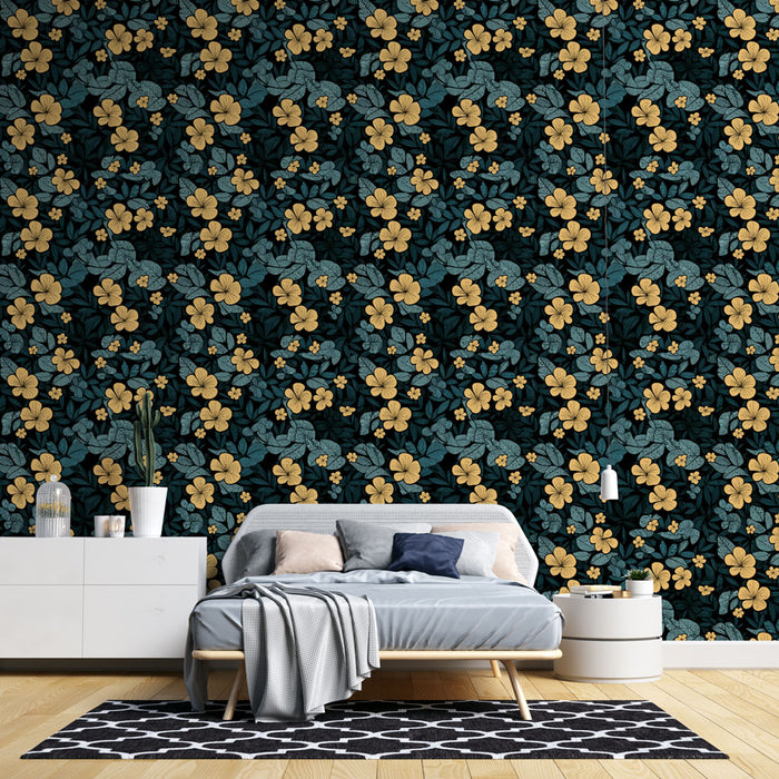 Une chambre moderne avec un papier peint floral noir, orné de fleurs dorées et de feuillages turquoise, créant une ambiance chaleureuse et accueillante.