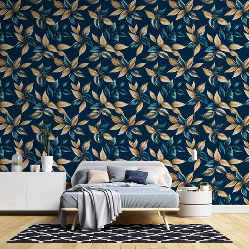 Une chambre moderne avec un papier peint floral bleu nuit et doré, aux motifs de feuilles élégantes, créant une ambiance chaleureuse et sophistiquée.